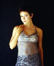 (6. Staffel) - Phoebe (Alyssa Milano) versteht es ausgezeichnet, nicht nur ihre Zauberkr&auml;fte, sondern auch die Waffen einer Frau im Kampf gegen das B&ouml;se einzusetzen ...