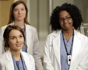 Neue Herausforderungen warten auf: Leah (Tessa Ferrer, M.), Stephanie (Jerrika Hinton, r.) und Jo (Camilla Luddington, l.) ...
