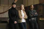 CRIMINAL MINDS - "What Happens at Home" - The BAU travels to New Mexico to assist local authorities in apprehending a serial killer who is garroting women in a gated community, on "Criminal Minds" airing on CBS on WEDNESDAY, DECEMBER 8 (9:00-10:00 p.m., ET). (ABC STUDIOS/SONJA FLEMMING)PAGET BREWSTER, RACHEL NICHOLS, SHEMAR MOORE CRIMINALMINDS_Y6_124_003