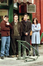 Joey (Matt LeBlanc), Ross (David Schwimmer), Monica (Courteney Cox).