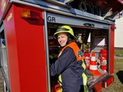 Elisa ist die Freiwillige Feuerwehr sehr wichtig. Daf&uuml;r steht sie gern jeden Sonntag um Neun auf der Matte, egal was samstagabends war. Heute steht Brunnen abpumpen auf dem Plan.