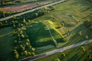 Collinsville, Illinois: Der Monks Mound ist das Herzst&uuml;ck der Cahokia Mounds State Historic Site.
