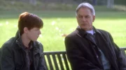 Nick Peyton (Cameron Monaghan, l.) soll seine Eltern ermordet haben; Gibbs (Mark Harmon, r.) vernimmt den Jungen.
