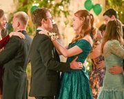 Brea Bee (Sadie Stanley, mitte r.) und Adam Goldberg (Sean Giambrone, mitte l.).