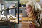 Der Eiermann Rocco ist tot - Sophie Haas (Caroline Peters) findet in seiner Wohnung ein Terrarium mit Schlange.