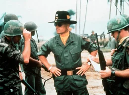 Colonel Kilgore (Robert Duvall, Mitte) erkl&auml;rt Captain Willard (Martin Sheen, li.), dass er ein ganzes Dorf ausradieren will, um an einem hart umk&auml;mpften vietnamesischen Strand gefahrlos surfen zu k&ouml;nnen.