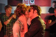 Fanny und Flori k&uuml;ssen sich nach einem heftigen Flirt. Von links: Fanny Lechner (Katrin Ritt) und Florian Brunner (Tommy Schwimmer).