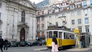 Das Ziel der Landg&auml;nger: eine alte Stra&szlig;enbahn in Lissabon.