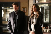 Der Mord an einer bekannten Primatenforscherin und Paartherapeutin gibt Castle (Nathan Fillion, l.) und Beckett (Stana Katic, r.) R&auml;tsel auf ...