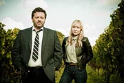 L-R: Mike Shepherd (Neill Rea) und Kristin Sims (Fern Sutherland).