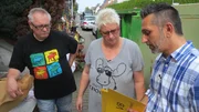 Tr&ouml;delexperte Mauro Corradino (re.) gibt Norbert und Jutta Tipps f&uuml;r den anstehenden Flohmarktverkauf.