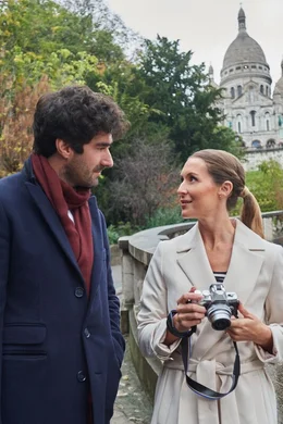 Anna Bowman (Alexa PenaVega) und Sebastian Laurent (Nicholas Bishop) m&uuml;ssen so tun, als w&auml;ren sie ein Paar  +++ Die Verwendung des sendungsbezogenen Materials ist nur mit dem Hinweis und Verlinkung auf RTL+ gestattet. +++