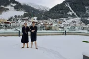 Fabian Köster (l.) und Lutz van der Horst (r.) im zugeschneiten Schwimmbad von Ischgl (Österreich) Fabian Köster (l.) und Lutz van der Horst (r.) im zugeschneiten Schwimmbad von Ischgl (Österreich)