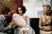 Wer ist der M&ouml;rder? Mrs. Harriet Belinda Hubbard (Lauren Bacall, r.), Mrs. Andrenyi (Jaqueline Bisset, m.) und Mr. Andrenyi (Michael York) diskutieren &uuml;ber den mysteri&ouml;sen Mordfall im Zug.