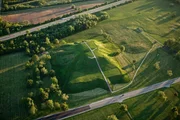 Collinsville, Illinois: Der Monks Mound ist das Herzst&uuml;ck der Cahokia Mounds State Historic Site.