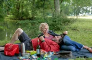 Auf Reisen gehen ist nicht verlassen ein Abschiedspicknick von Michel (Bruno Podalyd&egrave;s) und Rachelle (Sandrine Kiberlain), bevor Michel sich auf seine Kajakreise begibt
