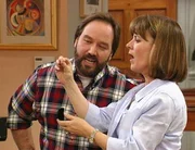 Jill (Patricia Richardson) freut sich für ihren Nachbar Al (Richard Karn): Er hat einen sehr schönen Ring für seine Verlobte ausgesucht. Jill (Patricia Richardson) freut sich für ihren Nachbar Al (Richard Karn): Er hat einen sehr schönen Ring für seine Verlobte ausgesucht.