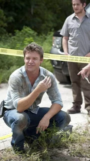 Als Jim (Matt Passmore) ein gelbes Beweisst&uuml;ck findet, kann er Wayne Balldinger alias Way N.E. Bey (Edward Furlong, r.) als T&auml;ter ausschlie&szlig;en und ahnt, wer Connie Simpson auf dem Gewissen hat.