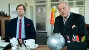 Privatdetektiv Wilsberg (Leonard Lansink, r.) und Ekki (Oliver Korittke, l.) geben sich als Inhaber eines Schweizer Immobilienfonds aus, um in einem Bauunternehmen zu ermitteln.