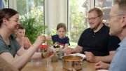 Mit dem Ern&auml;hrungs-Docs am Esstisch: Matthias Riedl besucht Daniel K. und seine Familie und legt dabei den Fokus aufs Kauen. Der 39-J&auml;hrige soll darauf achten, was und wie er isst.