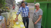 Tr&ouml;delexperte Mauro Corradino gibt Jutta Tipps f&uuml;r den anstehenden Flohmarktverkauf.