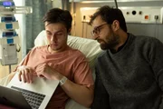 Lucas (Gijs Blom, l.) erholt sich im Krankenhaus in Amsterdam von den Folgen eines &Uuml;berfalls. Etienne (Gr&eacute;gory Montel, r.) besucht ihn.