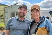 F&uuml;r Oliver (l) und Nicole aus Meerbusch ist Camping absolutes Neuland. Um auszuprobieren, ob es &uuml;berhaupt das Richtige f&uuml;r sie ist, haben die beiden sich f&uuml;r 5.000 Euro einen gebrauchten Wohnwagen gekauft. - Nicole und Oliver in den Schottischen Highlands.