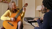 „Tina mobil“ erzählt von den täglichen Problemen und Sorgen einer dreifachen Mutter in Pankow. Julia (Fine Sendel) in ihrem Element: Gitarrenstunde mit ihrem Lehrer Ray (Joel Holmes). „Tina mobil“ erzählt von den täglichen Problemen und Sorgen einer dreifachen Mutter in Pankow. Julia (Fine Sendel) in ihrem Element: Gitarrenstunde mit ihrem Lehrer Ray (Joel Holmes).