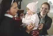 Schwester Sophie (Anne Weinknecht, l.) h&uuml;tet Barbaras (Anna Luise Kish, r.) Baby.