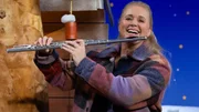 Singa zeigt ein Video, in dem Mia die Melodie vom Sandmann auf der Querflöte spielt, und stellt das Instrument vor. Singa zeigt ein Video, in dem Mia die Melodie vom Sandmann auf der Querflöte spielt, und stellt das Instrument vor.