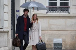 Anna Bowman (Alexa PenaVega) und Sebastian Laurent (Nicholas Bishop) teilen sich einen Schirm.  +++ Die Verwendung des sendungsbezogenen Materials ist nur mit dem Hinweis und Verlinkung auf RTL+ gestattet. +++