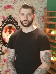 Besonders im Urlaub passieren oft die gr&ouml;&szlig;ten Tattoo-Desaster. Hier ist die Expertise von Tattoo-K&uuml;nstler Jay (Bild) gefragt ...