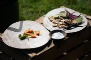 Kleine M&ouml;hren und anderes gegrilltes Gem&uuml;se vom Aspinger Hof - mit seinem Mikrokosmos aus mehr als tausend Gem&uuml;sesorten und Kr&auml;utern ist Harald Gasser der Lieblingslieferant der Top-Gastronomen S&uuml;dtirols.