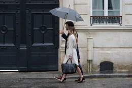 Anna Bowman (Alexa PenaVega) und Sebastian Laurent (Nicholas Bishop) sind gesch&auml;ftlich in Paris.  +++ Die Verwendung des sendungsbezogenen Materials ist nur mit dem Hinweis und Verlinkung auf RTL+ gestattet. +++