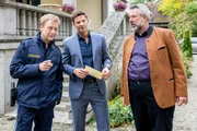 Polizeihauptmeister Mohr (Max M&uuml;ller, l.) informiert die Kommissare Hansen (Igor Jeftić, M.) und Stadler (Dieter Fischer, r.) am Tatort &uuml;ber erste Erkenntnisse im Mordfall der Kunstm&auml;zenin Regina Karbach.