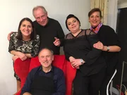 Gastgeber Martin (sitzend) und seine G&auml;ste (v.l.:) Sabine, Richard, Kathrin, Liane