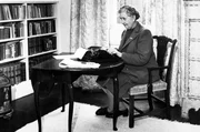 Aufnahme aus dem Jahr 1946: Die britische Schriftstellerin Agatha Christie sitzt zu Hause an ihrer Schreibmaschine.