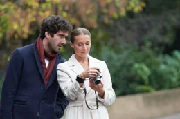 Anna Bowman (Alexa PenaVega) und Sebastian Laurent (Nicholas Bishop) kommen sich n&auml;her.  +++ Die Verwendung des sendungsbezogenen Materials ist nur mit dem Hinweis und Verlinkung auf RTL+ gestattet. +++