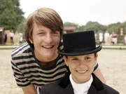 Tim (Mats Hansen) begleitet Lara (Lara Schneider) bei ihrem ersten Reitturnier.