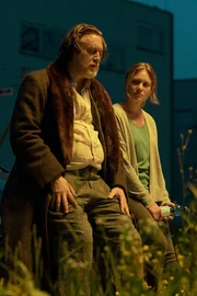 l-r: Gedeon Winter (Nicholas Ofczarek), Ellie Stocker (Julia Jentsch)