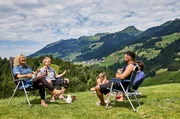 Der erste Morgen auf dem Campingplatz: Cossu, Bettina Tietjen, Ingolf Lück, Oliver Mommsen, Gisa Flake und Lola sprechen bei einem Kaffee über die Geschehnisse des ersten Reisetages. Der erste Morgen auf dem Campingplatz: Cossu, Bettina Tietjen, Ingolf Lück, Oliver Mommsen, Gisa Flake und Lola sprechen bei einem Kaffee über die Geschehnisse des ersten Reisetages.