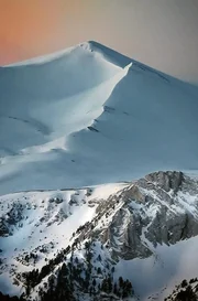 Der Olymp hat bis heute nichts von seiner Faszination verloren &ndash; nicht zuletzt f&uuml;r viele Wissenschaftler, die nach rationalen Erkl&auml;rungen f&uuml;r diese au&szlig;ergew&ouml;hnlichen Ph&auml;nomene forschen.