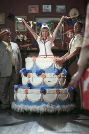 Bei ihrem spektakul&auml;ren Auftritt k&ouml;nnen nicht mal Dash (Reginald VelJohnson, l.) und Sheriff Bill (John Eric Bentley, r.) die Augen von Shelby (Laura Bundy, M.) lassen, aber diese hat nur Augen f&uuml;r einen Mann ...