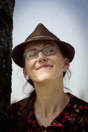 Die oberbayerische Kabarettistin Martina Schwarzmann tritt beim 3satfestival 2016 mit ihrem aktuellen Soloprogramm &bdquo;Gscheid gfreid&ldquo; auf.