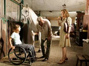 ARD DER SONNENHOF, Deutschland 2007, Regie Matthias Tiefenbacher, am Samstag (08.11.14) um 12:55 Uhr im Ersten. Katharina Kamp (Suzanne von Borsody, re.) ist nicht begeistert dar&uuml;ber, dass ihre Nichte Lara (Lara Schneider) bei Carl von Balkhausen (Peter Sattmann) im Stall das gerettete Pferd versorgt.