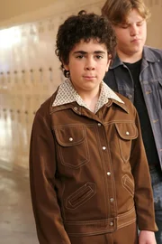 R&uuml;ckblick: Dem schon damals genialen Monk (Grant Rosenmeyer) gelang es, eine unschuldige Mitsch&uuml;lerin zu entlasten und dem wahren T&auml;ter auf die Schliche zu kommen.