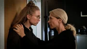 Marianne Kanther (Ursina Lardi, r.) versucht, ihrer Tochter Sonja Kanther (Sina Martens, l.) die Wahrheit zu sagen.