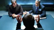 Ist Neal (Tim DeKay, li.) des Mordes schuldig? In Begleitung seines Anwaltes (Darsteller unbek., re.) wird er von Brass (Paul Guilfoyle) verh&ouml;rt.