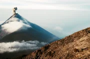 Fumarolen entströmen dem Gipfel des Fuego in Guatemala. Fumarolen entströmen dem Gipfel des Fuego in Guatemala.