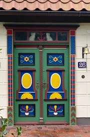 Der kleine Ort Prerow an der deutschen Ostseek&uuml;ste ist ber&uuml;hmt f&uuml;r seine Dar&szlig;er T&uuml;ren &ndash; handbemalt und kunstvoll verziert.